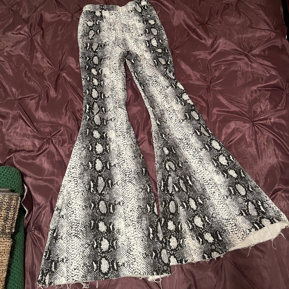 Skylar + Madison Snake Skin Printed Flare Bell Bottom Pants/Jeans Size Small